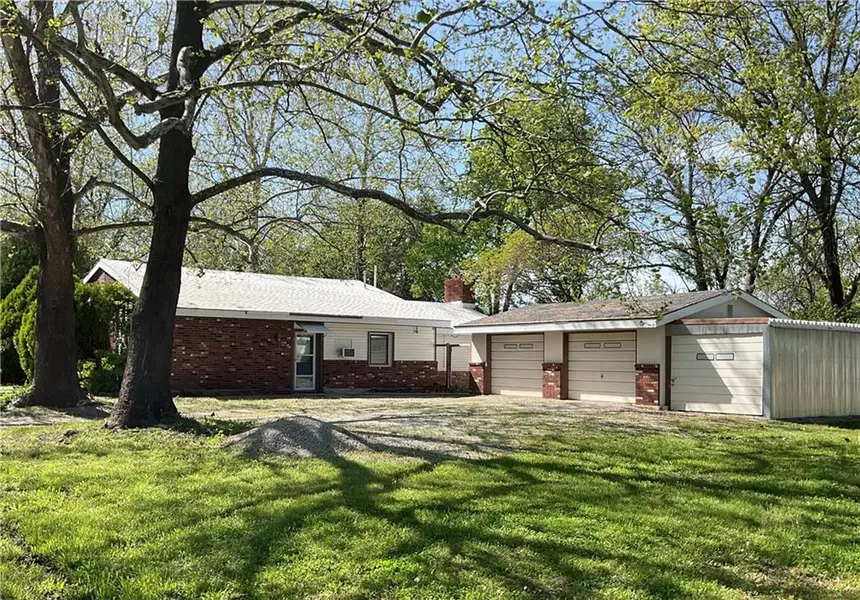 602 E 15th ST, Chanute, KS 66720