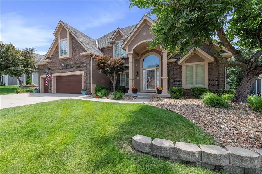 8129 Clearwater PT, Parkville, MO 64152