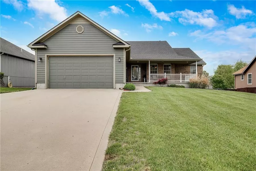2211 Valley View DR, Tonganoxie, KS 66086