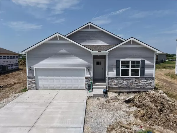 21806 Lucca LN, Peculiar, MO 64078