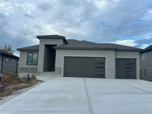 802 Savannah CT, Greenwood, MO 64034