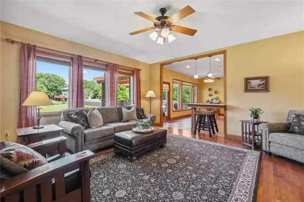 De Soto, KS 66018,9808 Bur Oak CIR