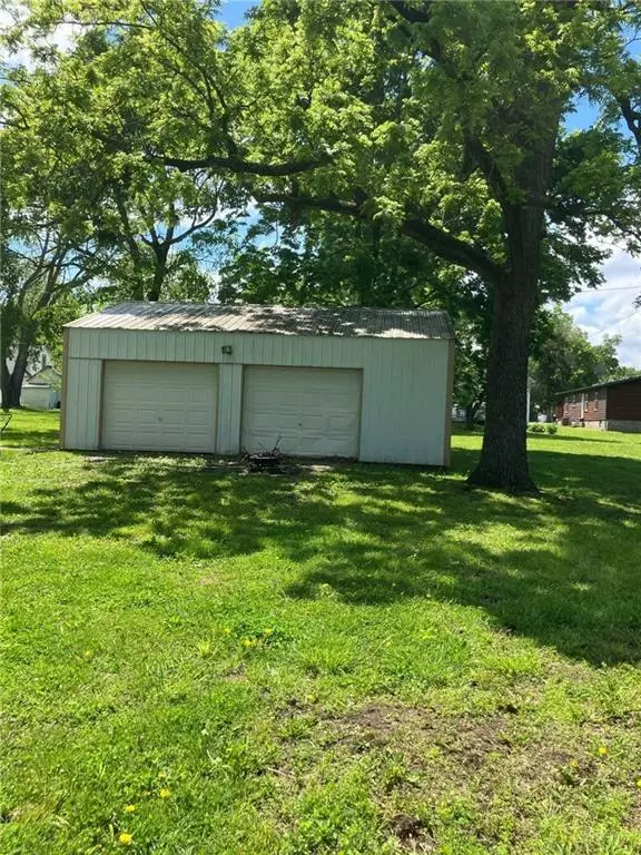 Pleasanton, KS 66075,206 W 5th ST