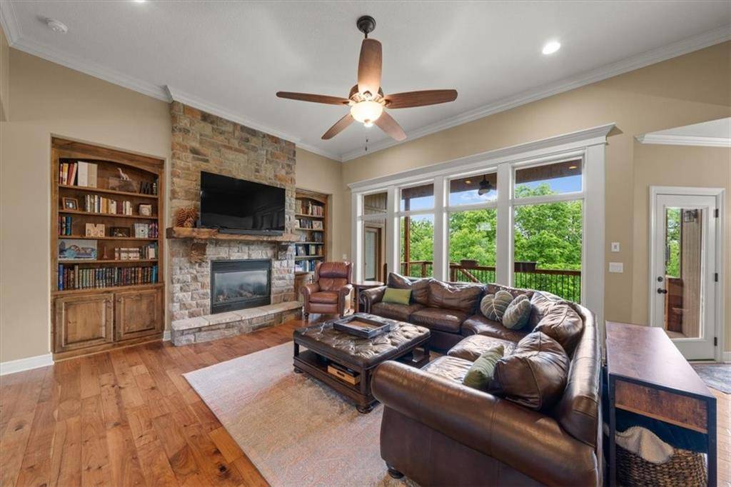 Lee's Summit, MO 64081,313 NW Thoreau CT