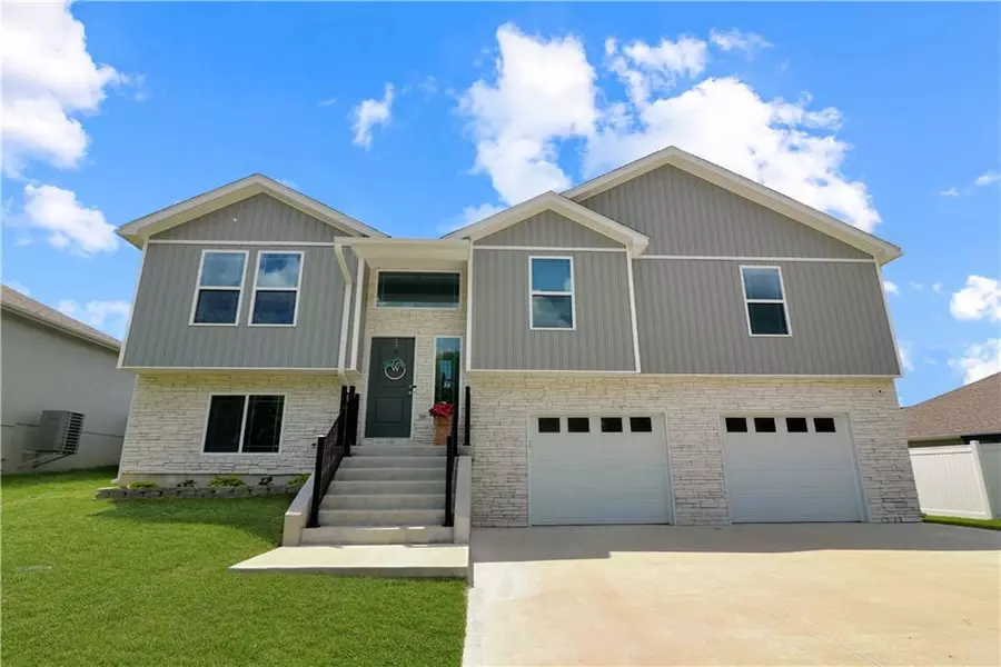 70 SE 461 RD, Warrensburg, MO 64083