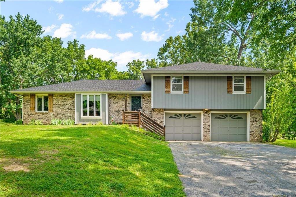 10304 Edgehill DR, Edwardsville, KS 66111