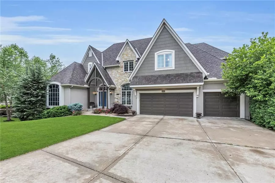 15452 Ironhorse CIR, Leawood, KS 66224