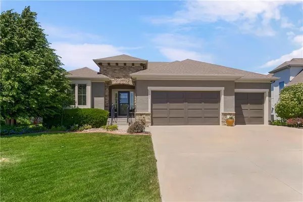 15826 W 165th TER, Olathe, KS 66062