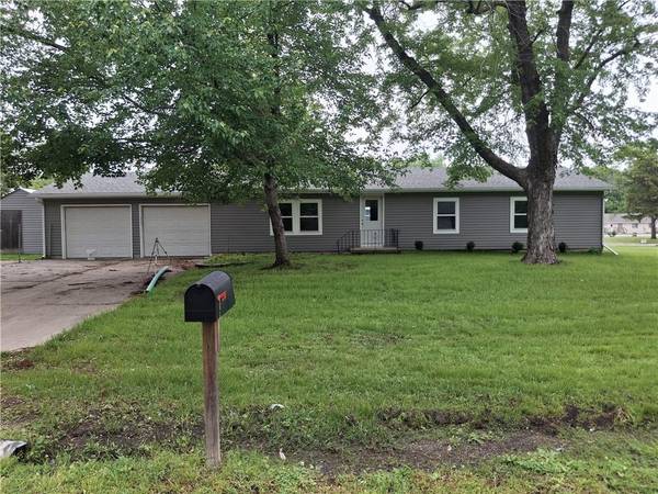 715 E Blackhawk ST, Ottawa, KS 66067
