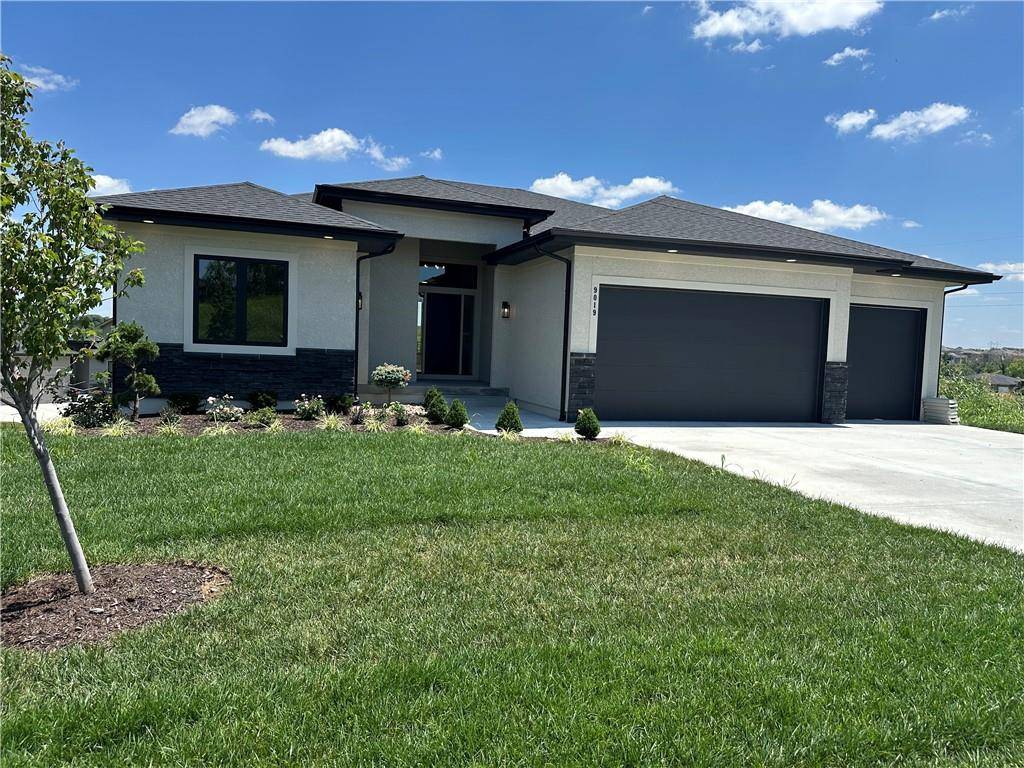 9019 Freedom CIR, Lenexa, KS 66227