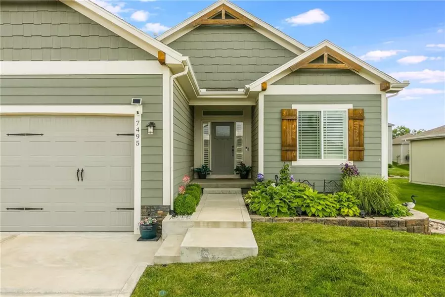 7495 NW Chambers CT, Parkville, MO 64152
