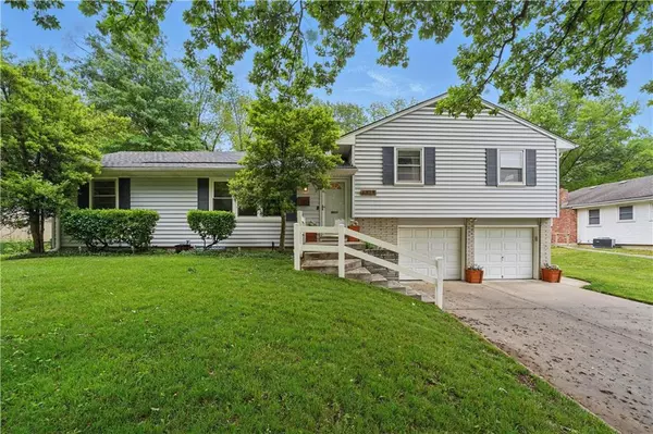 6829 Switzer LN, Shawnee, KS 66203