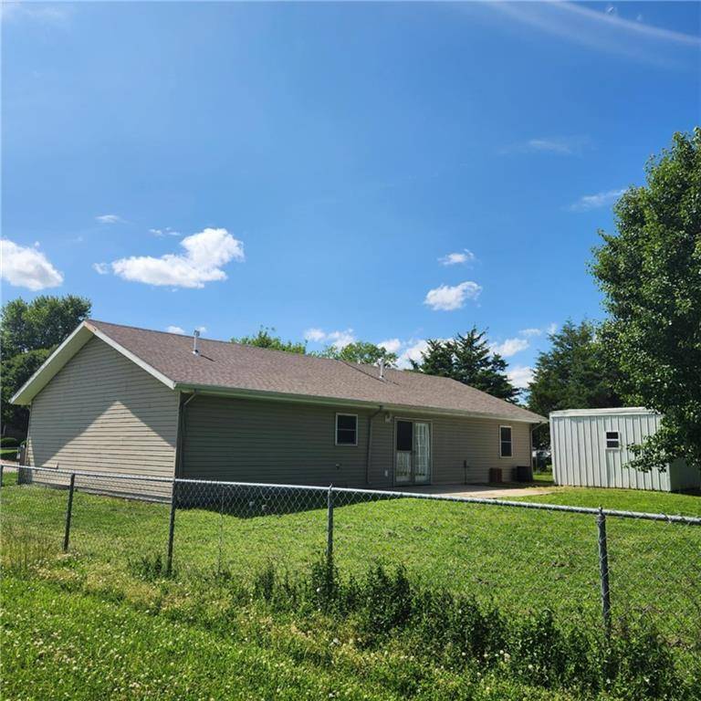 Iola, KS 66749,411 BRIARWOOD DR