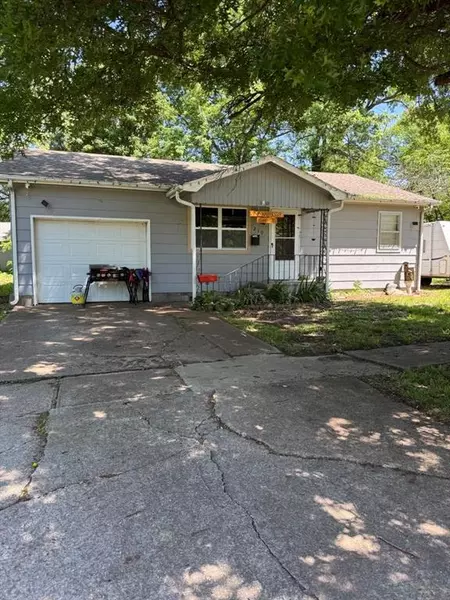 210 W Walnut ST, Girard, KS 66743