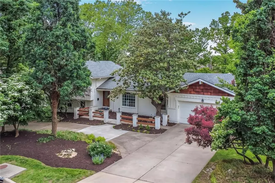 10416 Mohawk LN, Leawood, KS 66206