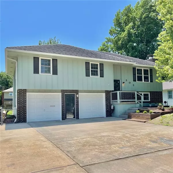 303 Canterbury LN, Belton, MO 64012