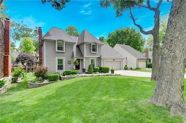 8203 Parkhill CIR, Lenexa, KS 66215