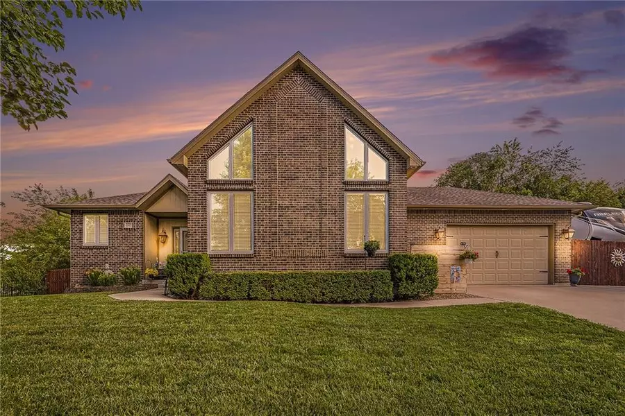 15417 Poplar ST, Basehor, KS 66007