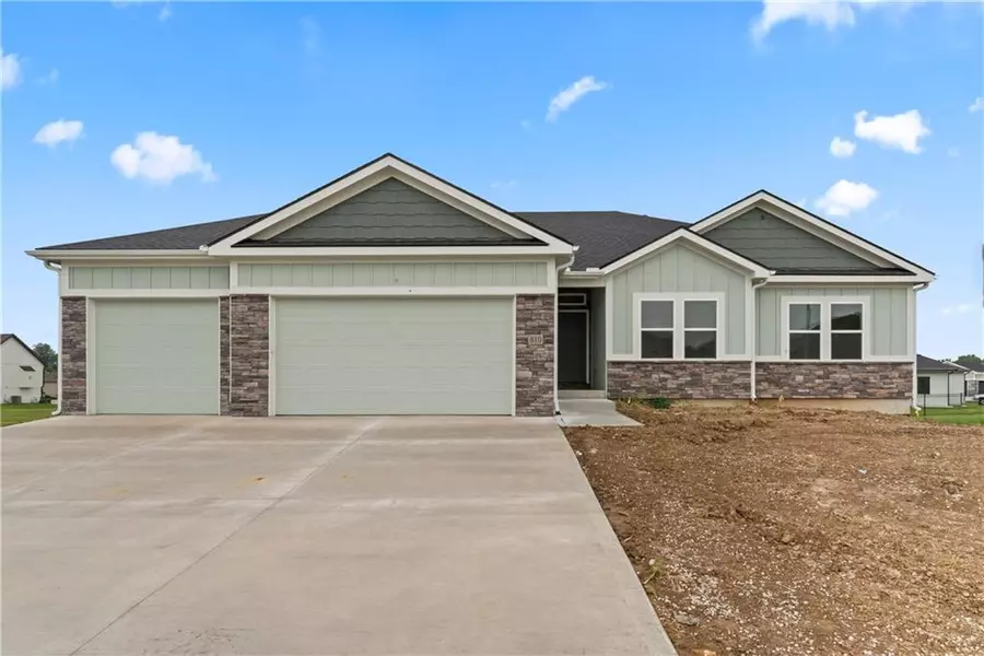 810 W Solomon DR, Lee's Summit, MO 64086