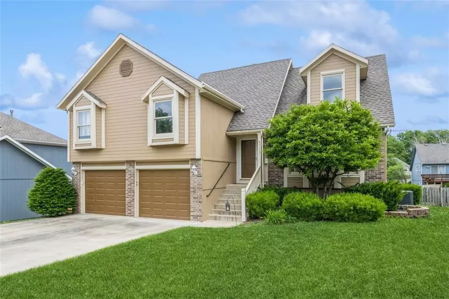 5309 NE Rainbow CIR, Lee's Summit, MO 64064