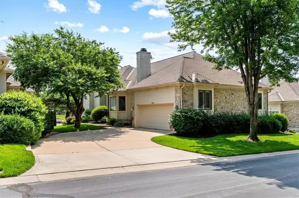 9111 Walmer ST, Overland Park, KS 66212