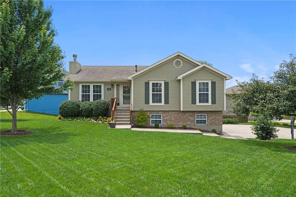 10316 N Elmwood CT, Kansas City, MO 64156