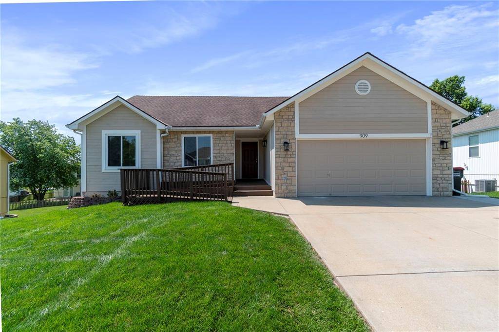 909 E 16th ST, Kearney, MO 64060