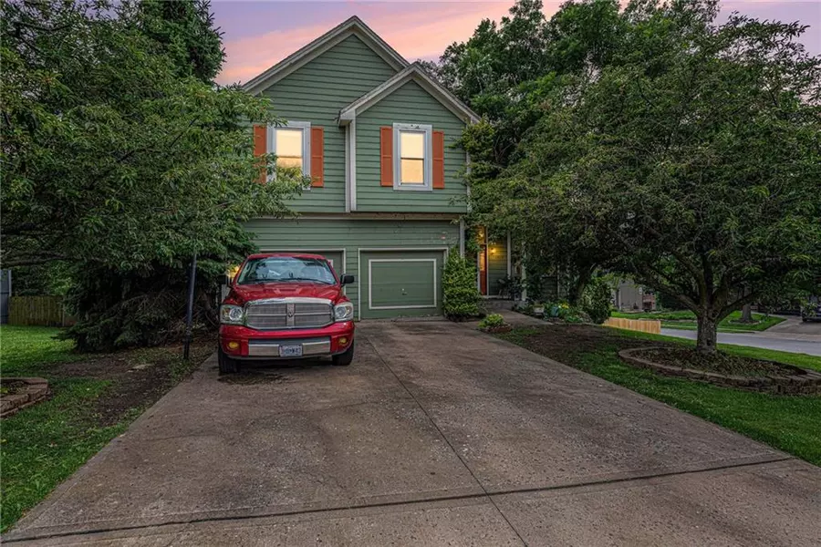 1515 Fox Run LN, Raymore, MO 64083