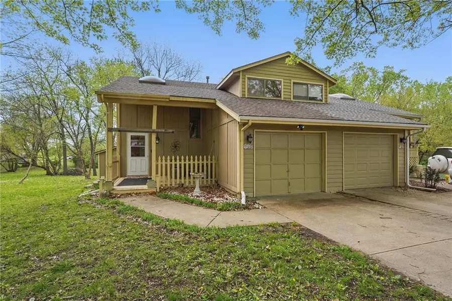 750 SE Claremont CT, Lee's Summit, MO 64063