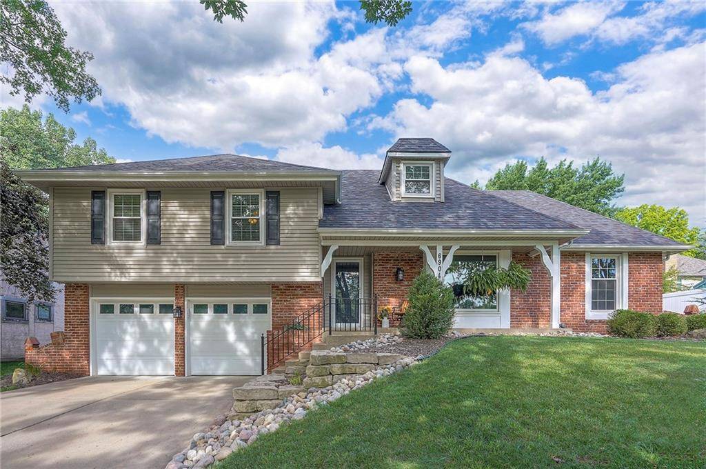 6904 Long AVE, Shawnee, KS 66216