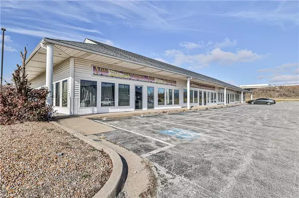 309 E Park LN, Odessa, MO 64076