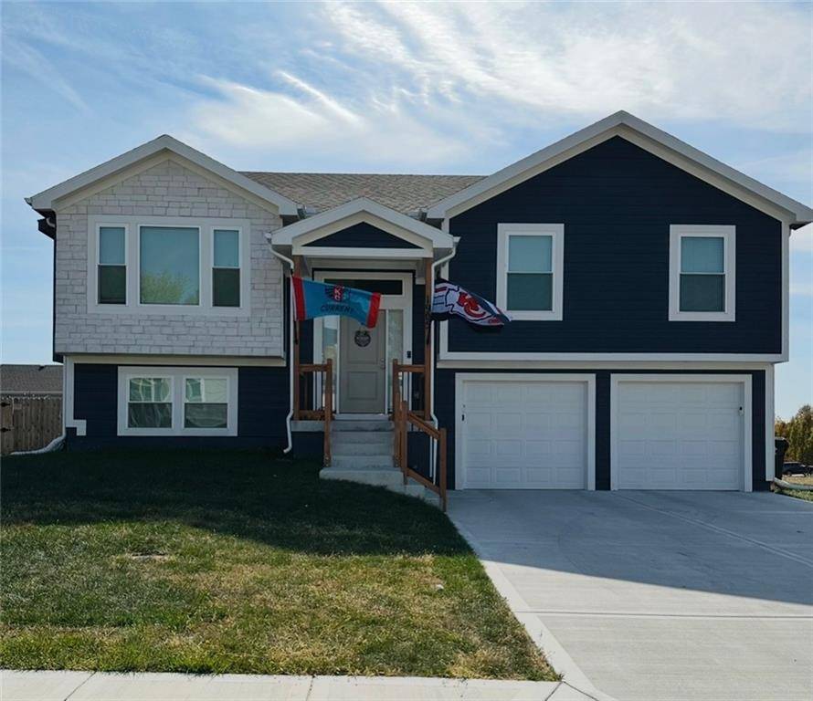 1905 Eagle DR, Harrisonville, MO 64701