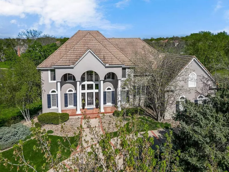 9705 Sunset CIR, Lenexa, KS 66220