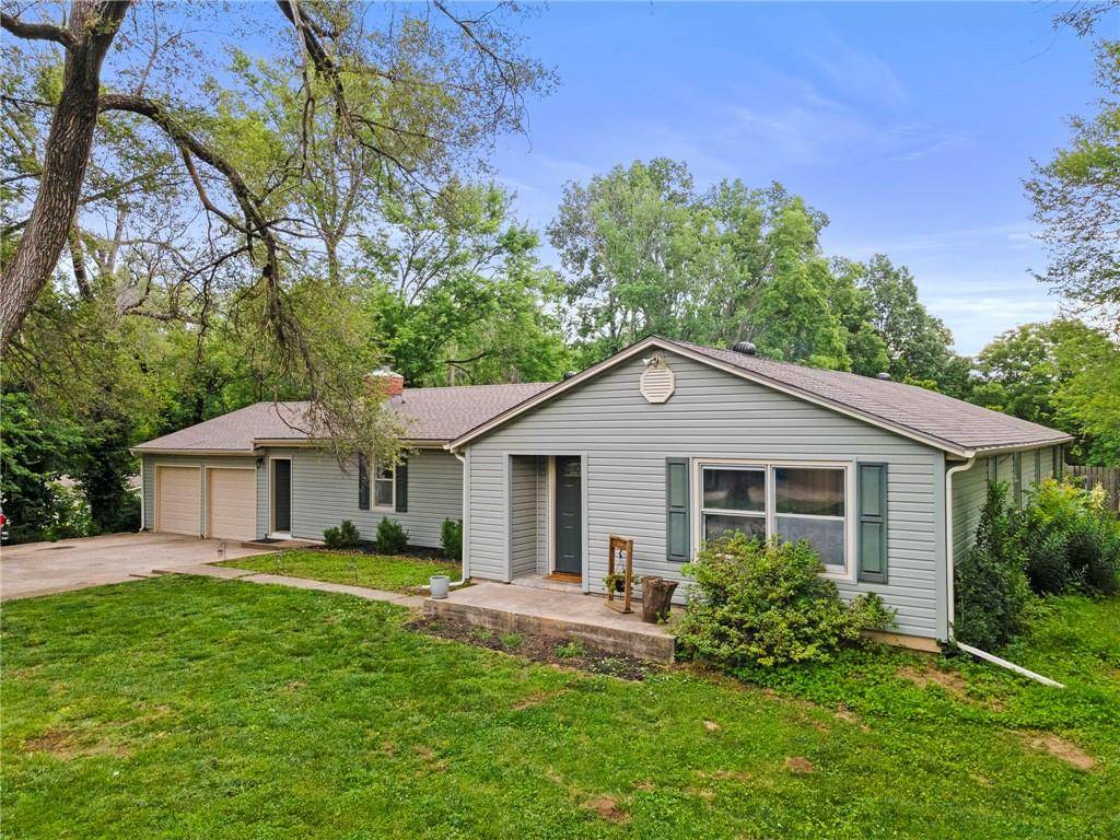 7423 NW Locust DR, Parkville, MO 64152
