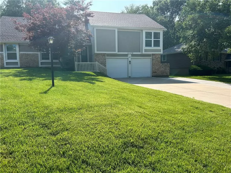 5126 Briarwood LN, St Joseph, MO 64506