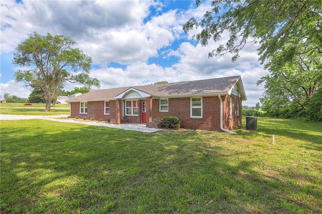 1129 US Highway 50 HWY, Centerview, MO 64019