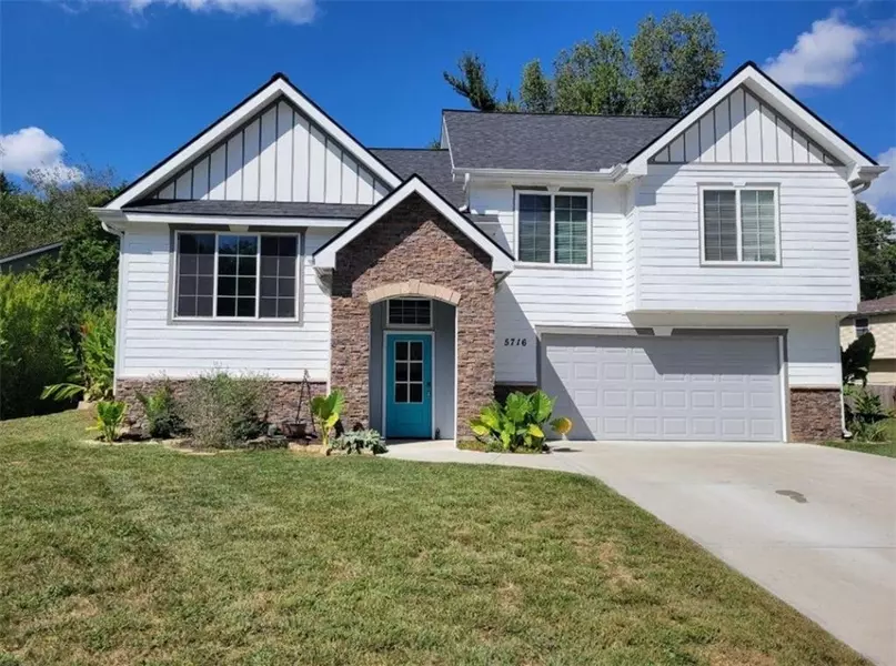 5716 NW Creekview DR, Parkville, MO 64152