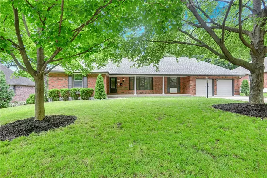 208 Oxford LN, Lee's Summit, MO 64063