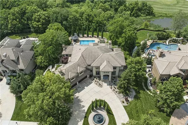 9727 Sunset CIR, Lenexa, KS 66220