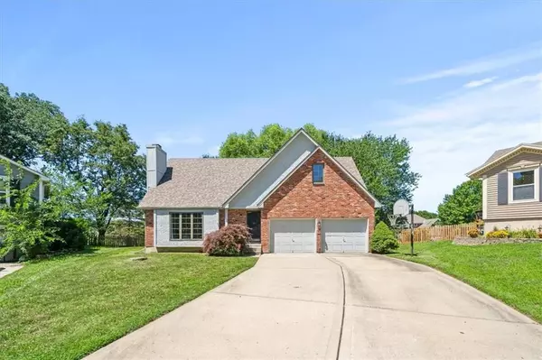 701 NE Hunters CIR, Blue Springs, MO 64014