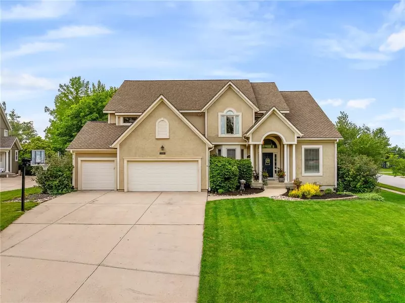 15998 Overbrook LN, Overland Park, KS 66224
