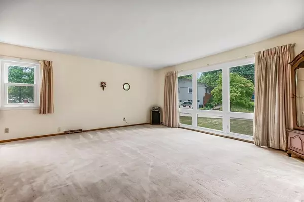 Olathe, KS 66061,1310 N Leeview CIR