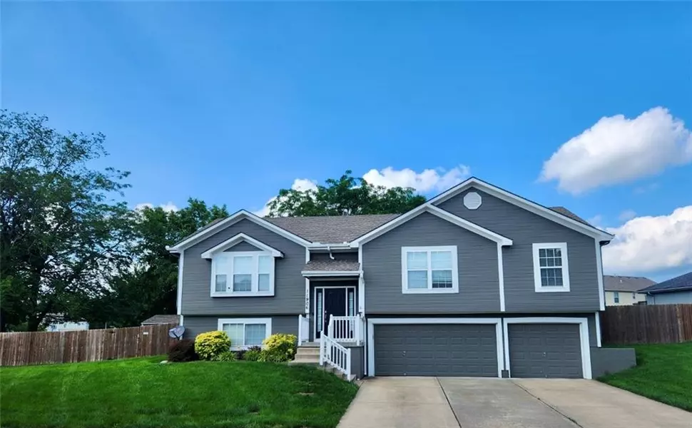 11906 White Oak ST, Peculiar, MO 64078