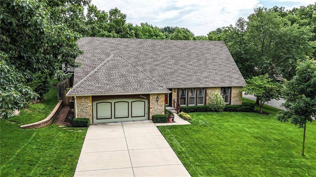 8206 Parkhill CIR, Lenexa, KS 66215