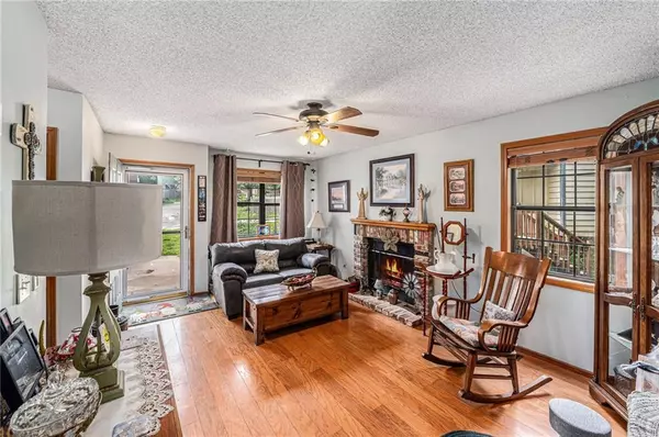 Lawrence, KS 66049,916 Alma CT