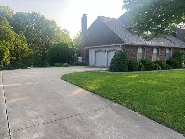 Harrisonville, MO 64701,2004 Thunderbird DR