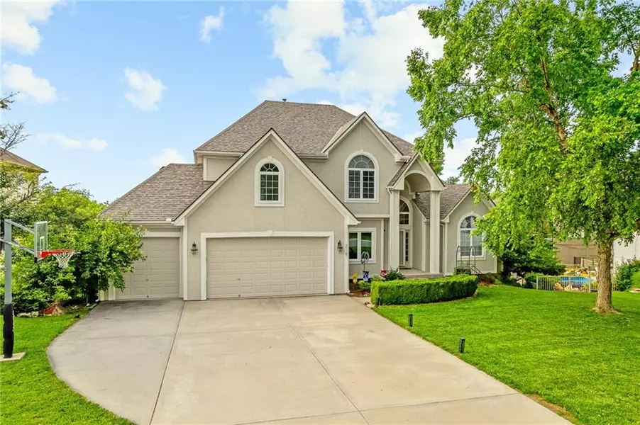 216 Hidden Ridge LN, Lee's Summit, MO 64064