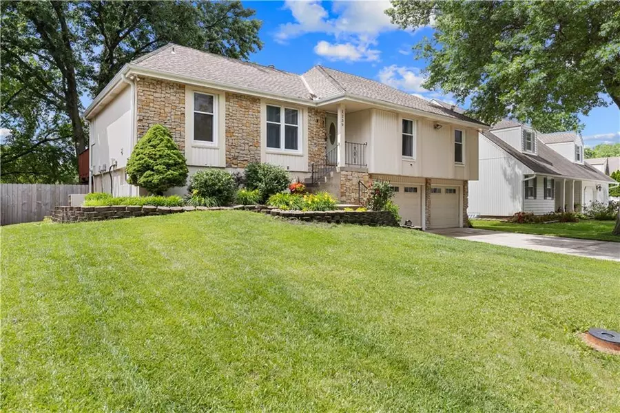 1239 E Frontier LN, Olathe, KS 66062