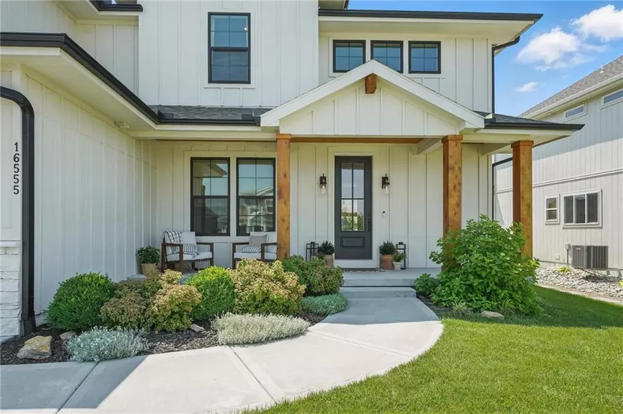16555 S Lichtenauer DR, Olathe, KS 66062