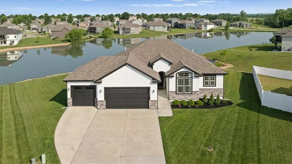 1104 SW Magnolia CIR, Oak Grove, MO 64075